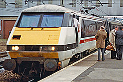 Ellok Class 91 als InterCity 225 in Peterborough. – 1992 © Wikipedia-Autor Ben Brooksbank