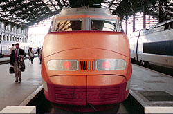 TGV-PSE in alter orangener Farbgebung in Paris  © 10/2000 Andre Werske