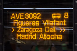 AVE Serie 103 im Bahnhof "Barcelona Sants": Fahrzielanzeige.  © 04.09.2013 André Werske