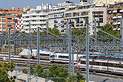 AVE Serie 112, AVE Serie 103 und Regionalbahn Serie 463 im Bahnhofsareal "Madrid Puerta de Atocha".  © 04.09.2013 André Werske